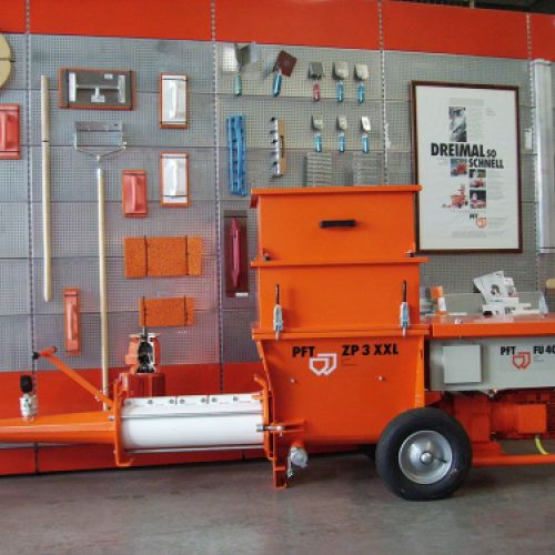 Maquinaria de construcción de color naranja junto a estanterías