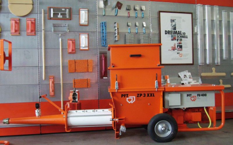 Maquinaria de construcción de color naranja junto a estanterías