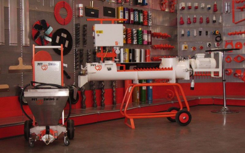 estanterías con material de pintura y construcción en interior de almacén