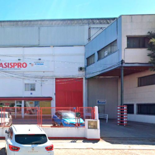 Vista exterior de la tienda almacén en el polígono industrial