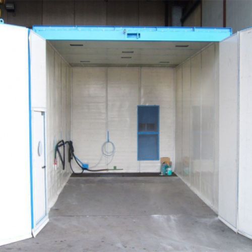 Cabina grande de pintura con puertas abiertas