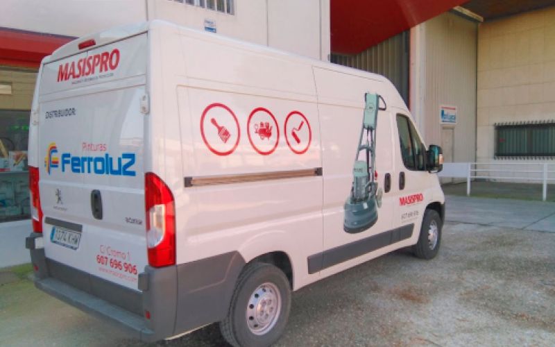 Furgoneta blanca rotulada con logotipo en rojo