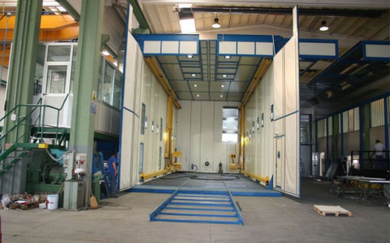 Vista de cabina grande de pintura en interior de nave