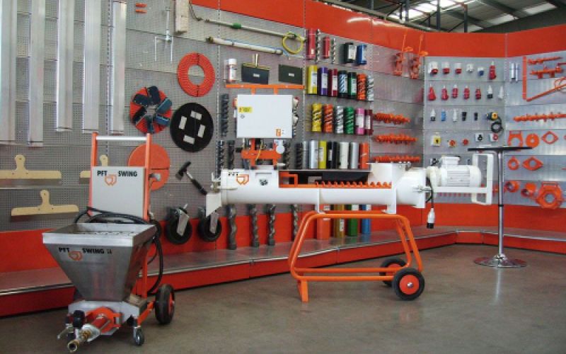 Varias estanterías con material de pintura y construcción en interior de almacén