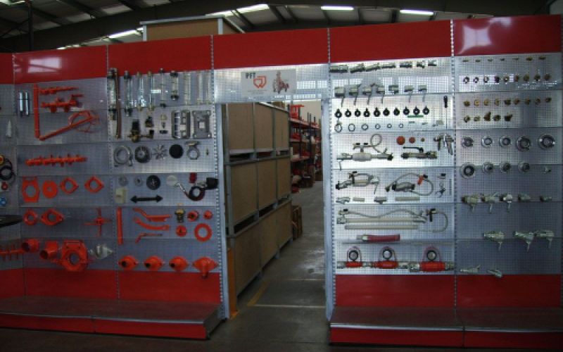 Estanteriás con materiales y puerta interior con vista a almacén