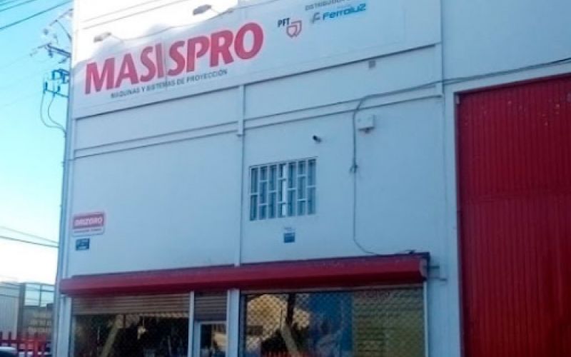 Fachada exterior de la tienda con pared blanca y puerta roja