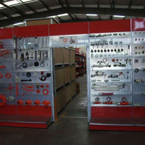 Estanteriás con materiales y puerta interior con vista a almacén