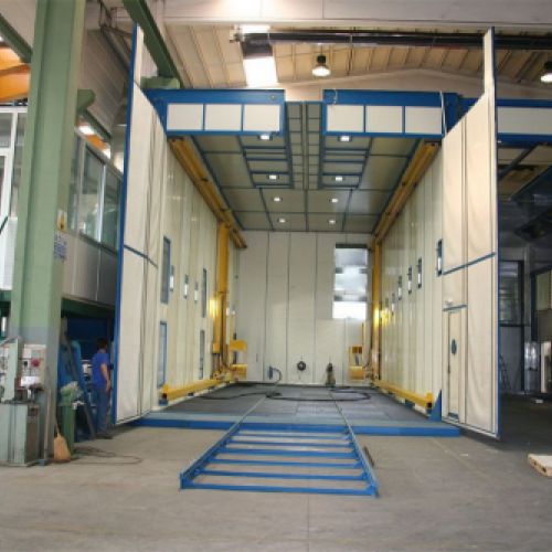 Vista de cabina grande de pintura en interior de nave