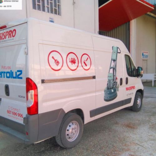 Furgoneta blanca rotulada con logotipo en rojo