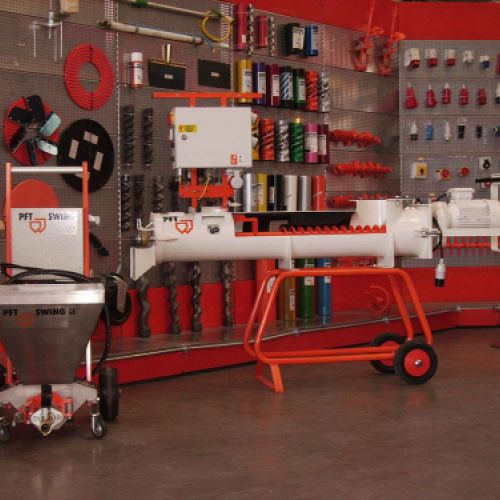 estanterías con material de pintura y construcción en interior de almacén