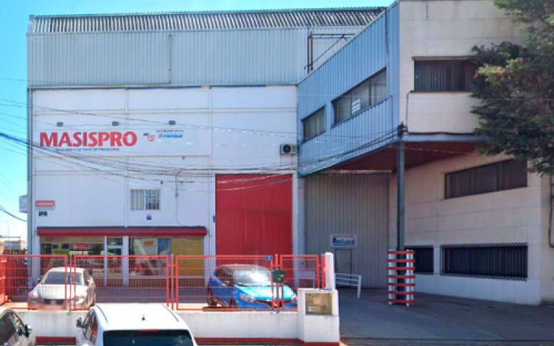 Vista exterior de la tienda almacén en el polígono industrial