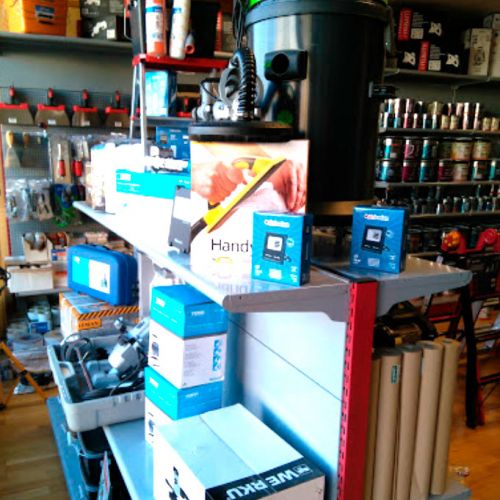 Materiales de pintura y oferta de maquinaria en interior de la tienda