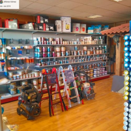 Interior de la tienda con varios estantes con materiales de pintura y cnstrucción