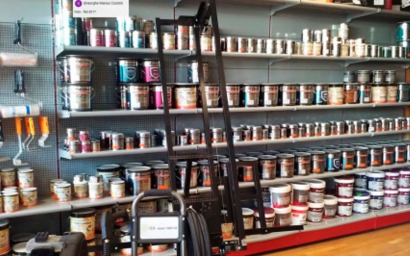 Estantes con ateriales y maquinaria de pintura