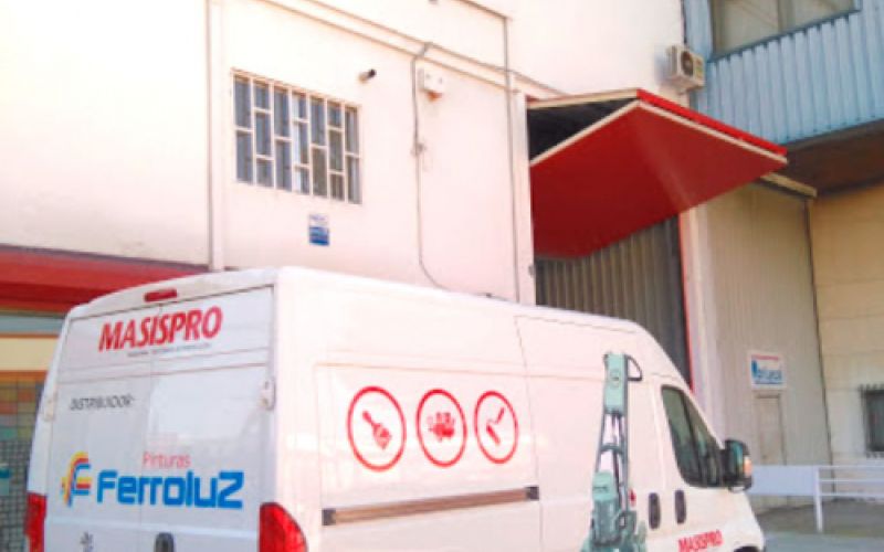 Exterior de la tienda con furgoneta con logotipo rotulado