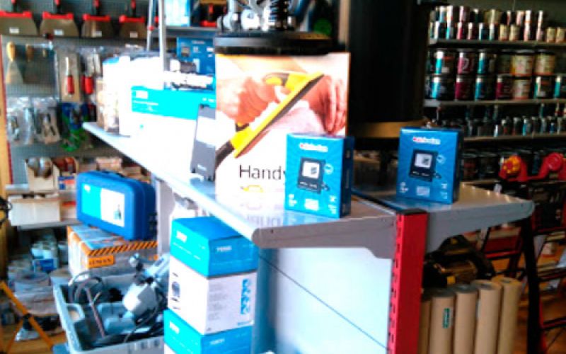 Materiales de pintura y oferta de maquinaria en interior de la tienda