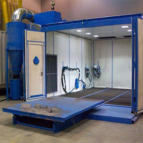 Vista lateral de cabina grande de pintura con puertas abiertas