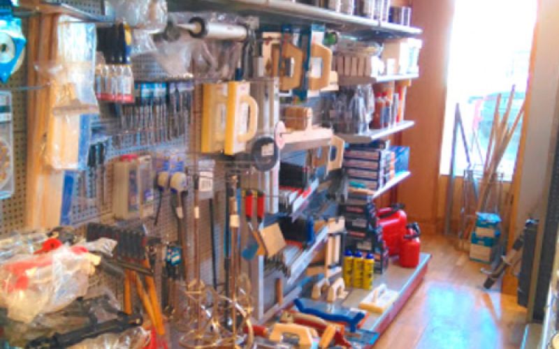 Estantería a la izquierda con material de pintura