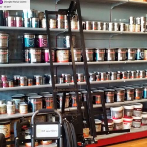 Estantes con ateriales y maquinaria de pintura