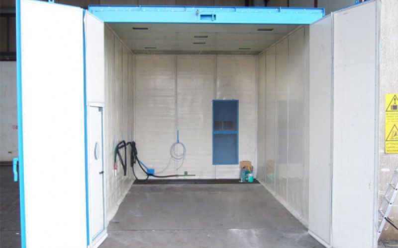 Cabina grande de pintura con puertas abiertas