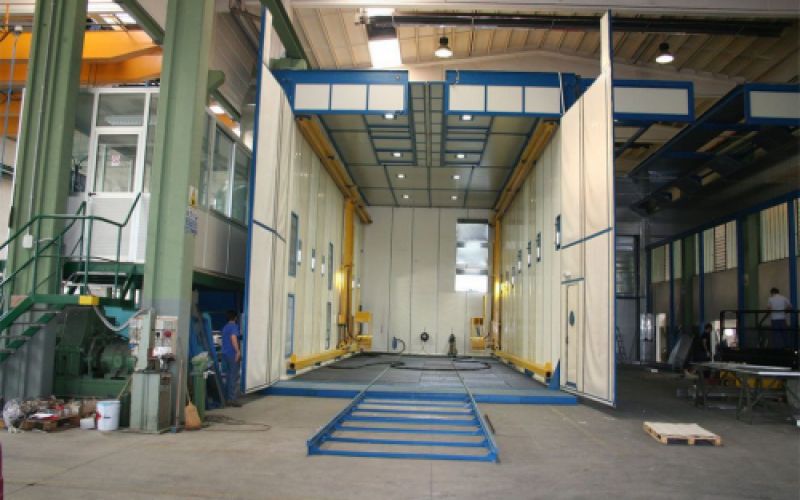 Vista de cabina grande de pintura en interior de nave