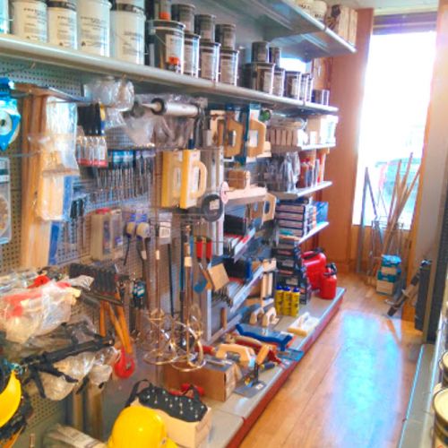 Estantería a la izquierda con material de pintura